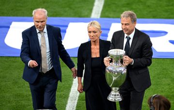 VÍDEO: homenagem a Beckenbauer no arranque do Euro 2024