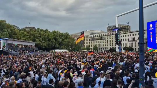 O hino da Alemanha na Fan Zone de Berlim