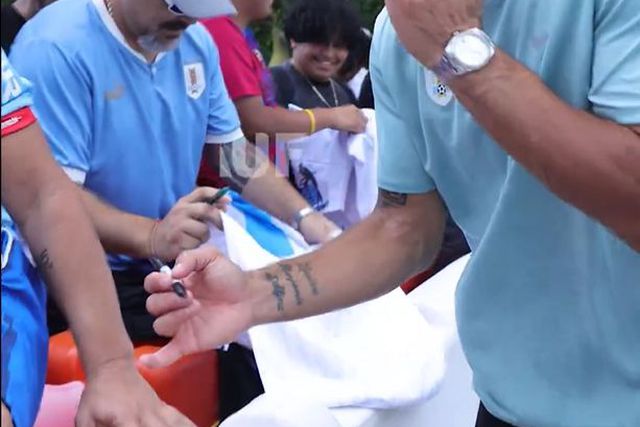 Vídeo: Suárez, capricha no autógrafo que é para tatuar!
