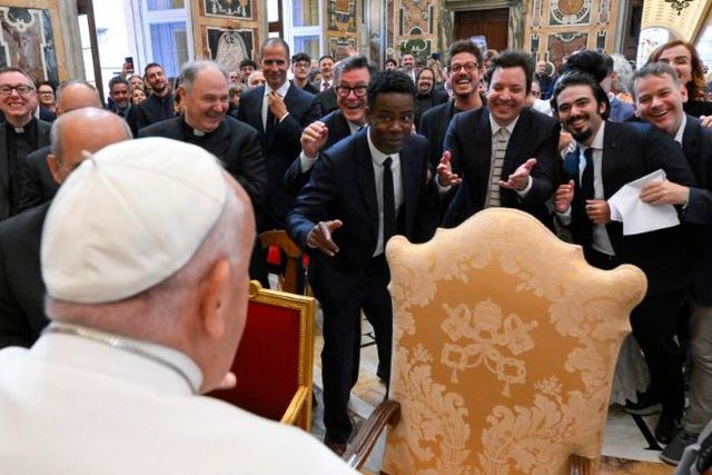 'Plantel de luxo' de humoristas recebido no Vaticano