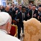 'Plantel de luxo' de humoristas recebido no Vaticano