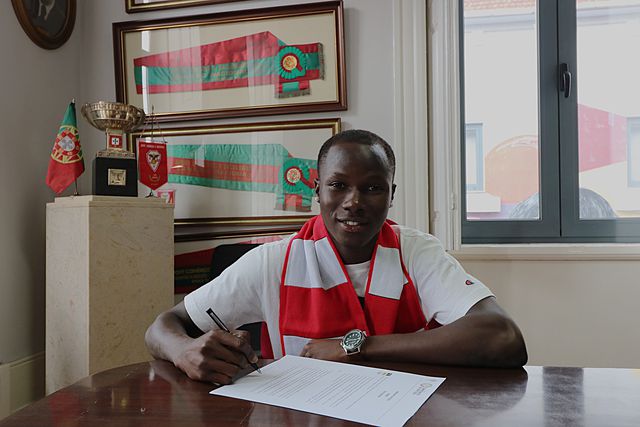 Bruma assina contrato. Foto Salgueiros