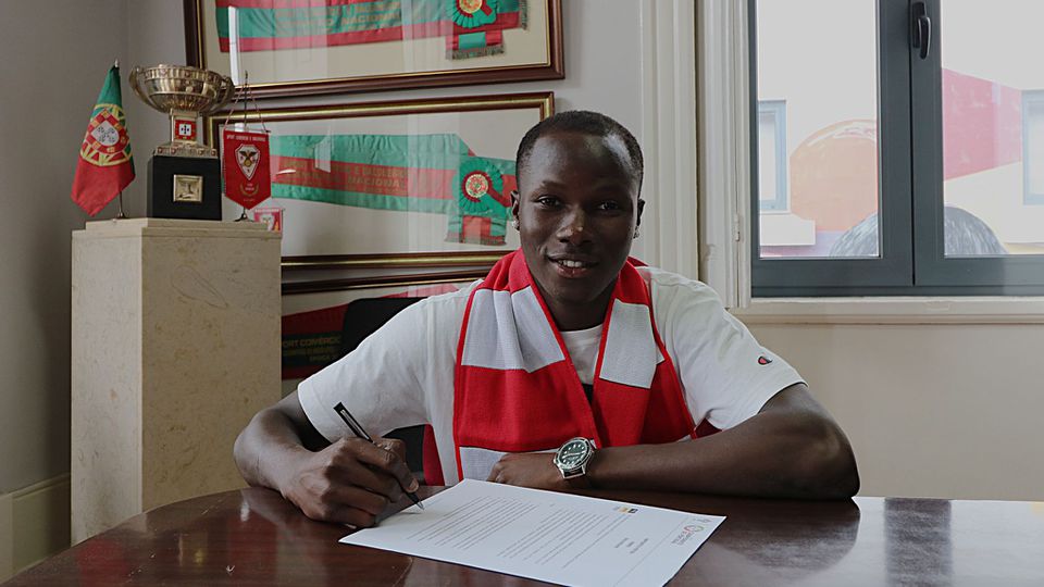 Bruma assina contrato. Foto Salgueiros