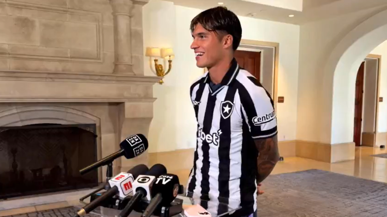 «Não é meu irmão»: momento insólito na apresentação de reforço de Renato Paiva (vídeo)