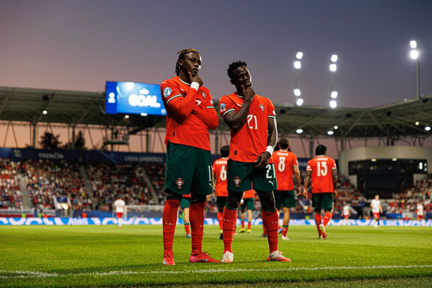 Quenda e Roger a festejarem um dos quatro golos de Portugal sub-21 na primeira parte