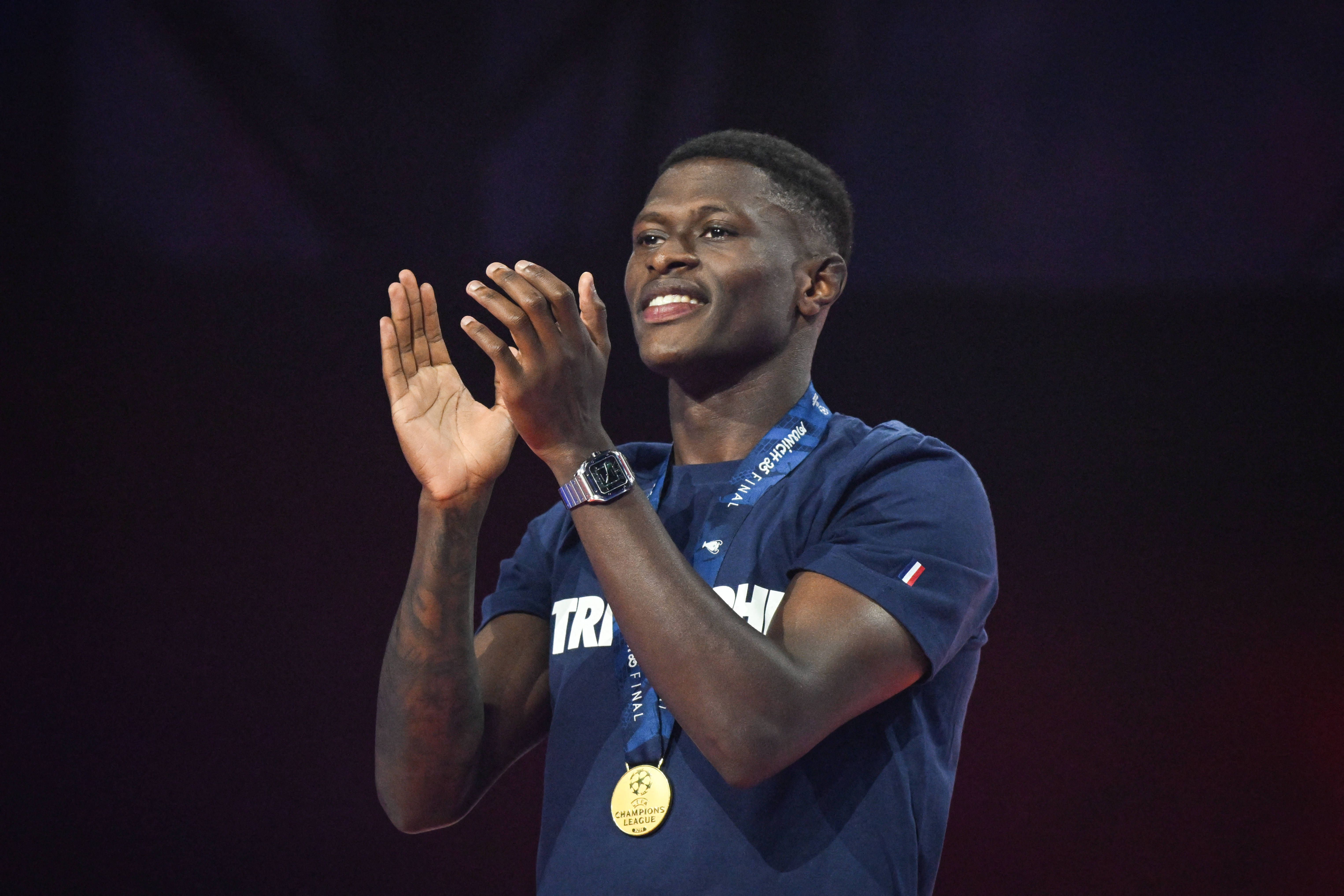 Nuno Mendes, defesa do PSG, com a medalha de campeão europeu de ckubes no peito