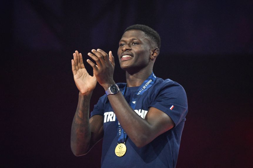 Nuno Mendes, defesa do PSG, com a medalha de campeão europeu de ckubes no peito