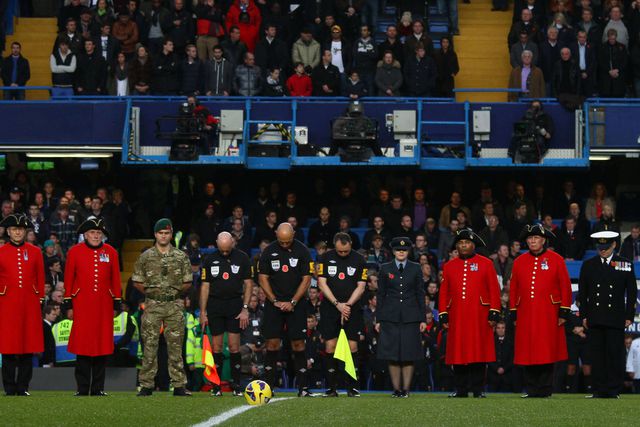 Equipa de arbitragem, veteranos de guerra e elemenos do exército britânico fazem um minuto de silêncio em Stamford Bridge, casa do Chelsea, no Dia do Armistício