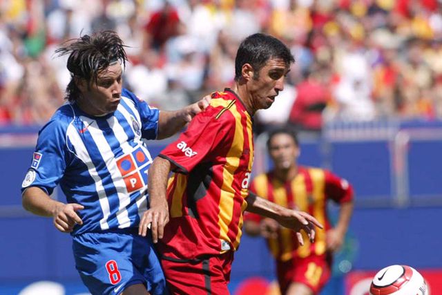Hakan Sukur e Nuno Valente em ação no Galatasaray-FC Porto, em 2004, no Estádio dos Giants