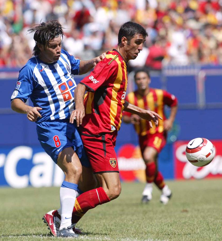 Hakan Sukur e Nuno Valente em ação no Galatasaray-FC Porto, em 2004, no Estádio dos Giants