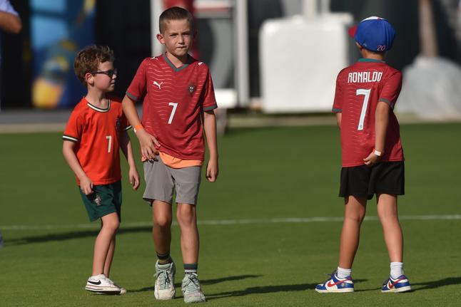 Invasão de mini-Ronaldos no primeiro treino da Seleção nos EUA