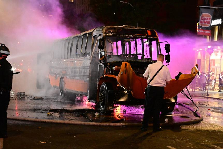 Autocarro incendiado em Nova Iorque