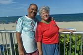 José Gabriel com a esposa na praia de Palm Beach, ali ao lado de onde a Seleção montou quartel - Foto: MIGUEL NUNES