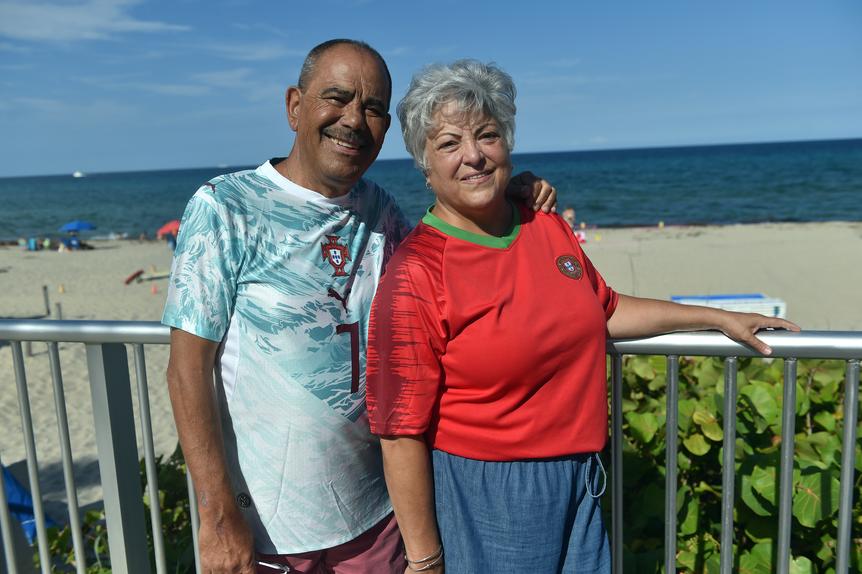 José Gabriel com a esposa na praia de Palm Beach, ali ao lado de onde a Seleção montou quartel - Foto: MIGUEL NUNES