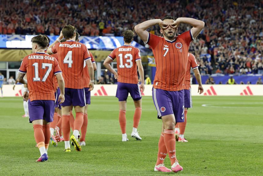 McGinn festeja golo da Escócia frente ao Haiti