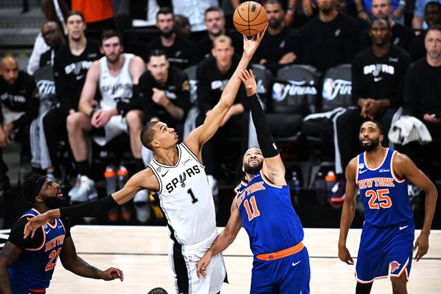 Wembanyama frente a Jalen Brunson