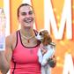 Aryna Sabalenka tem por hábito fazer-se acompanhar do seu cão. IMAGO