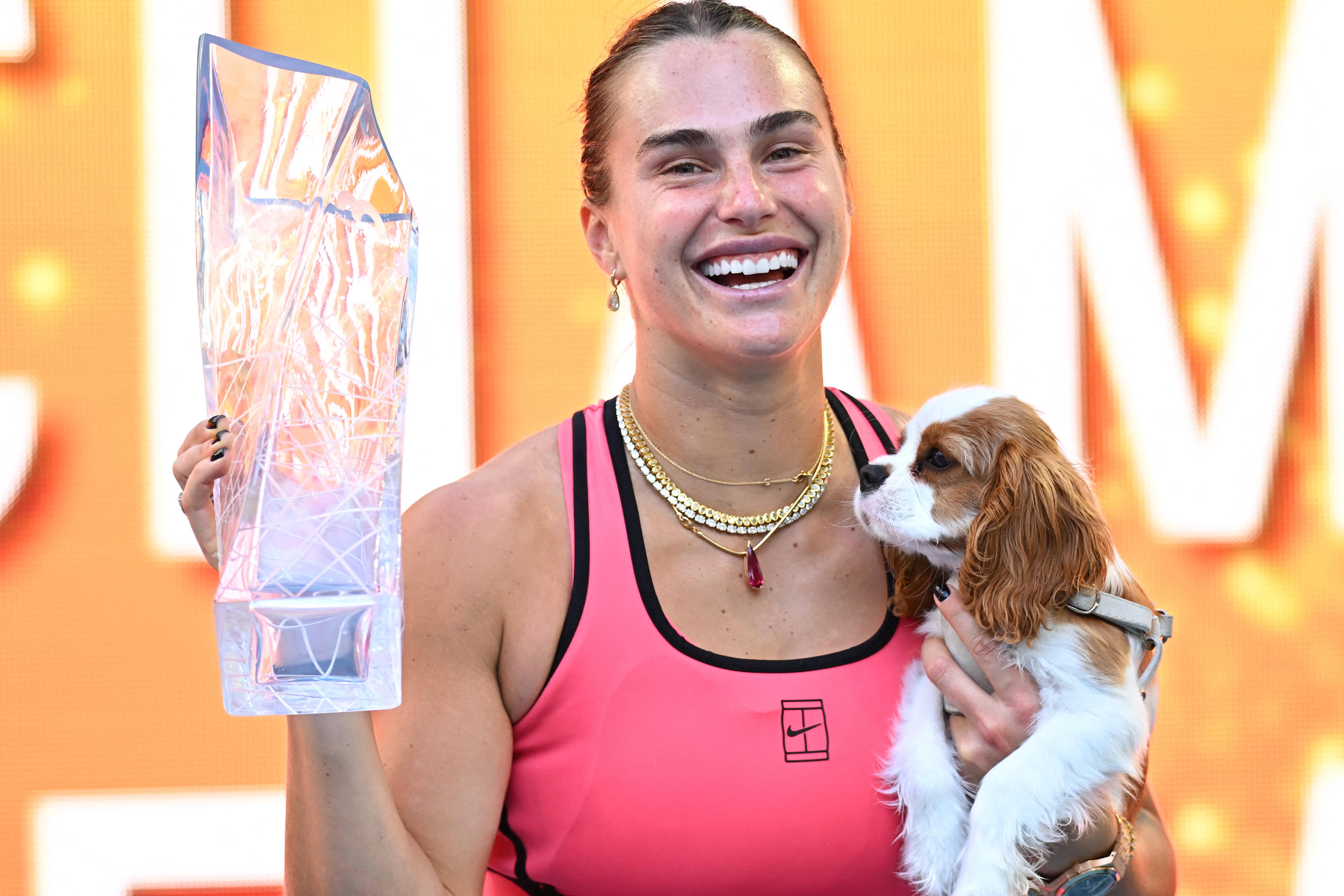Aryna Sabalenka tem por hábito fazer-se acompanhar do seu cão. IMAGO