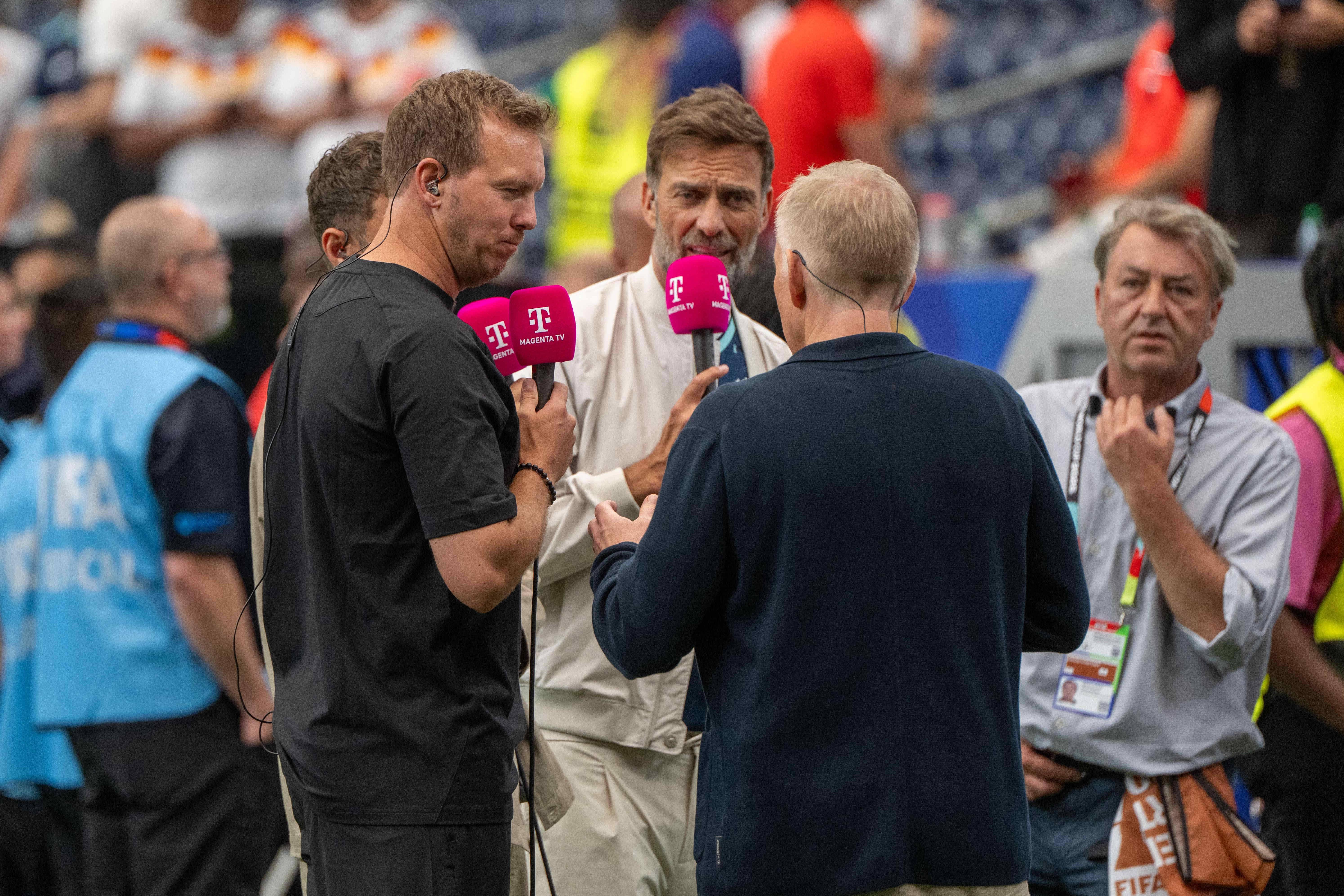 Jurgen Klopp a falar com Julian Nagelsmann em direto na televisão