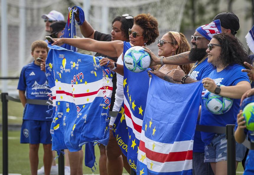 Adeptos cabo-verdianos em Tampa Bay, onde a seleção liderada por Bubista se encontra a trabalhar - Foto: IMAGO