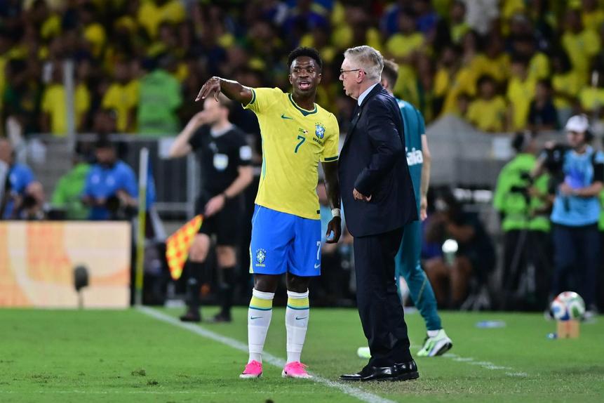 Carlo Ancelotti com Vinícius Junior