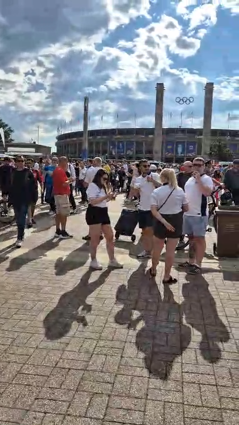 O ambiente à porta do Estádio Olímpico de Berlim