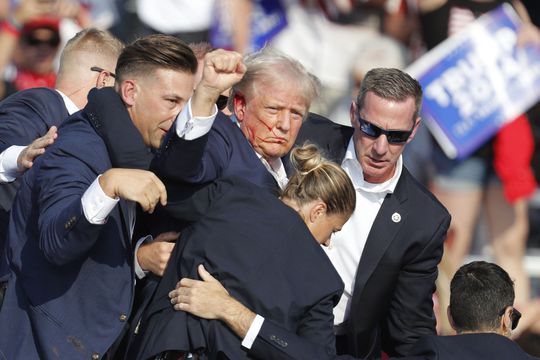 VÍDEO: Donald Trump atingido por tiros em comício na Pensilvânia