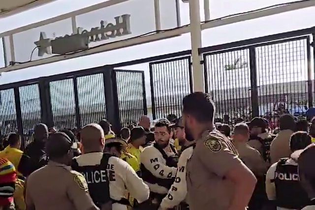 Adeptos colombianos em confrontos com a polícia americana