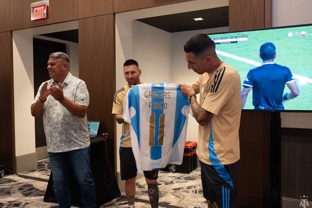 A prenda que Di María recebeu na despedida da Argentina (fotos)