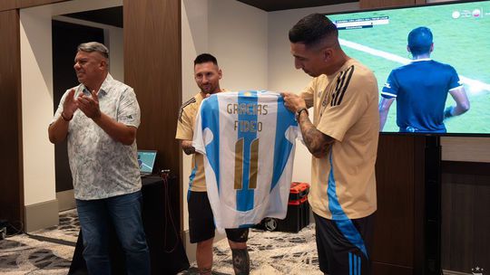 A prenda que Di María recebeu na despedida da Argentina (fotos)