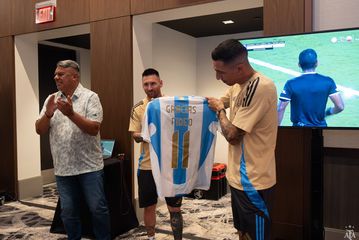 A prenda que Di María recebeu na despedida da Argentina (fotos)