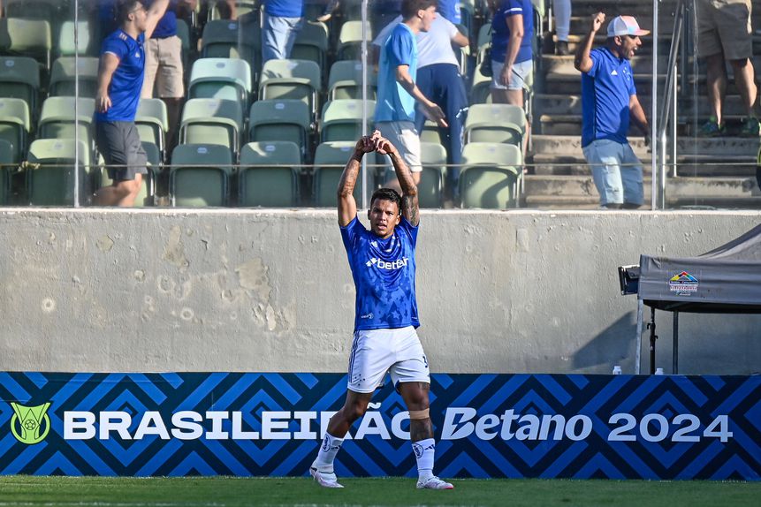 Gabriel Veron, jogador do FC Porto, com a camisola do Cruzeiro, clube ao qual esteve emprestado em 2024