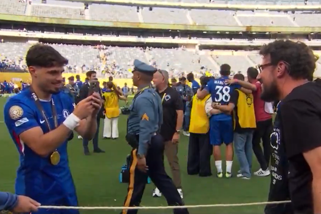 Pedro Neto tira foto da mulher com comentador Guilherme Beltrão