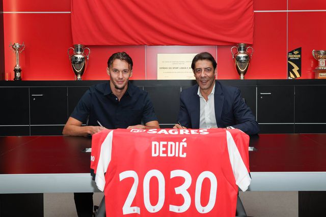 Dedic e Rui Costa na cerimónia de assinatura (SL Benfica)