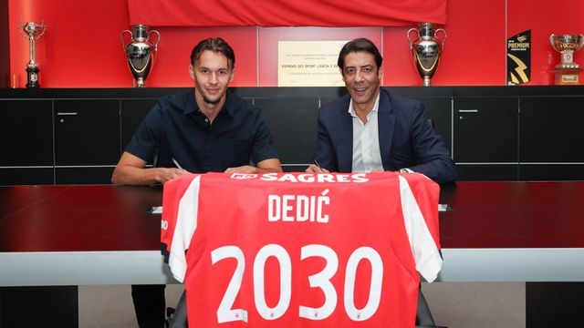 Dedic e Rui Costa na cerimónia de assinatura (SL Benfica)