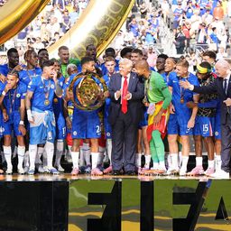 Momento estranho entre Trump e equipa do Chelsea ao erguer o troféu no Mundial de Clubes