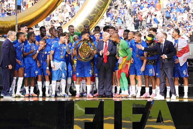 Momento estranho entre Trump e equipa do Chelsea ao erguer o troféu no Mundial de Clubes