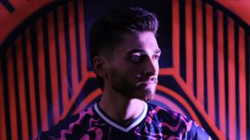 Primeiro jogador a assumir homossexualidade ruma ao futebol inglês