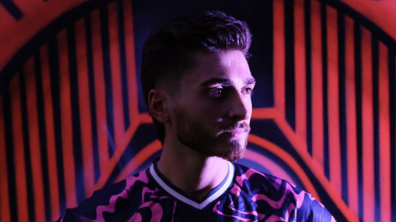 Primeiro jogador a assumir homossexualidade ruma ao futebol inglês