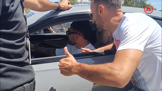 Otamendi com adeptos do Benfica no Seixal