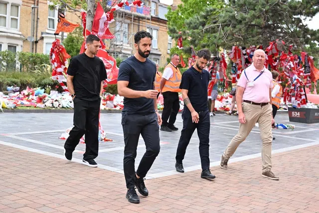 Amorim, Bruno Fernandes e Dalot em Anfield para homenagear Diogo Jota