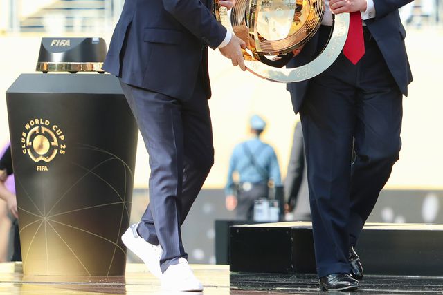 Presidente da FIFA, Gianni Infantino, e Donald Trump, presidente dos EUA, entregam troféu do Mundial de Clubes