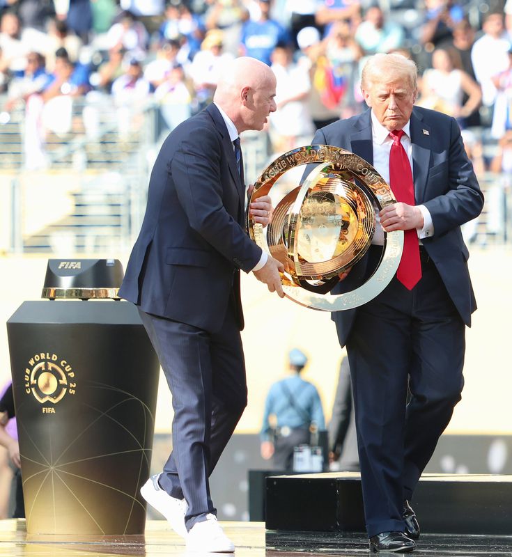 Ataque à FIFA: «Infantino julga-se Deus, oferece pão e circo como na Roma antiga»