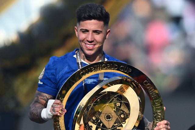 Enzo Fernández com o troféu do Mundial de Clubes