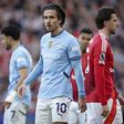 Grealish a jogar pelo City no dérbi de Manchester, em Old Trafford