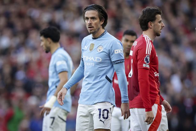 Grealish a jogar pelo City no dérbi de Manchester, em Old Trafford