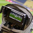«Para o futebol português crescer no longo prazo há cinco fatores determinantes». FOTO IMAGO de uma câmara de TV a filmar o símbolo da Liga dos Campeões no centro de um relvado