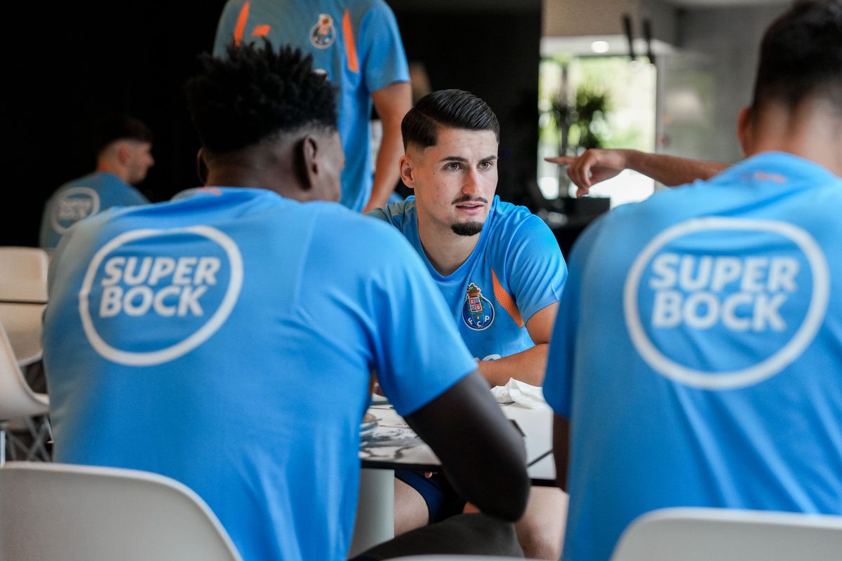 FC Porto: Borja Sainz já está no Olival (fotos)