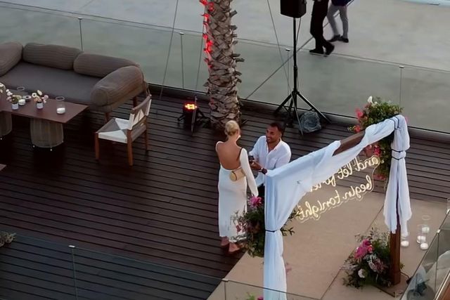 Momento em que Pavlidis pede a namorada em casamento