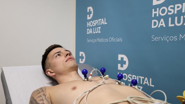 Trubin em exames médicos (foto: SL Benfica)